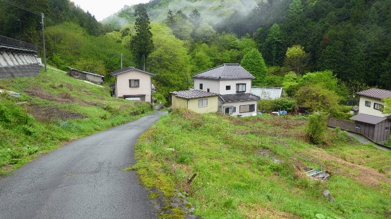 国道から入った道路