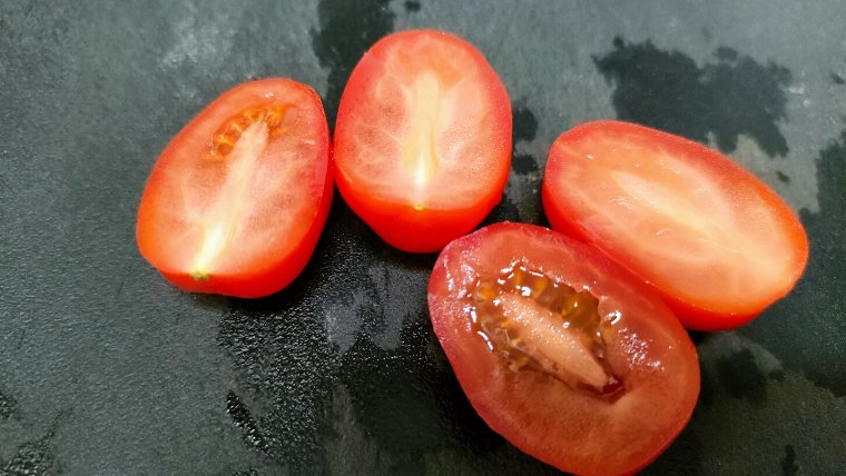 未熟なミニトマトは種が無い