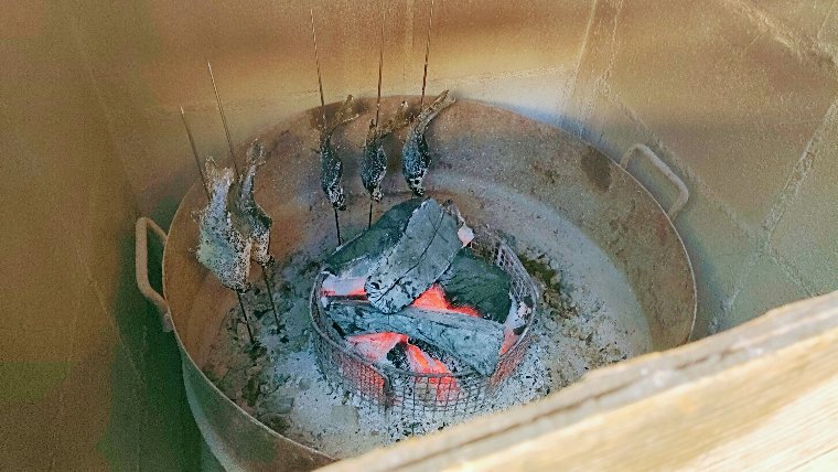 釣り場で調理するニジマスの炭火焼き